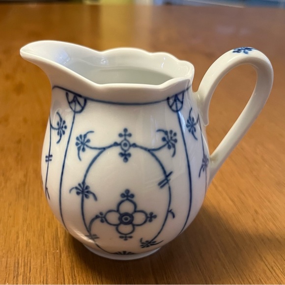 Blue and White Bavaria Vintage Covered Sugar and Cream Pitcher - Picture 2 of 9